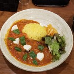 SPICY CURRY 魯珈 - あさりとモッツァレラとバジルのトマトマサラ