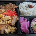 欅屋 - お弁当は鳥唐と豚カツ煮がメイン