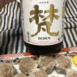 崎陽軒 - ビールは常備していないので、日本酒でいただきました。鯖江の梵です。フォロワー様の一押しでした
