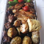 炭火焼鳥 萃 - 焼き鳥をご飯に乗せたら…凄いボリュームだ～！