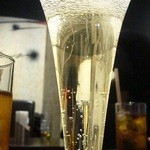 俺のフレンチ 銀座本店 - グラスに溢れんばかりのシュワシュワ～～～♪