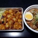 Shinaki - チャーシュー丼(500円税込)、ゲソ唐揚げ(通常650円税込が20％オフで520円税込)
