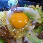 びっくり焼き亭 - キャベツの山にしばらく埋めての半生状態！