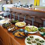 きんのつる 橋本店 - 定食とセットになっている人気のお惣菜バイキングは、お惣菜のみのテイクアウトも出来ます。