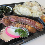 釜めしや 幸右ェ門 - とり釜めし。手前はシャコエビ