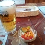 ディップパレス - セットのサラダ。ビールは注ぎ方があまりよろしくありません。