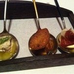 左から白身魚にケイパーで香り付けしたもの、比内地鶏とフォアグラにクルトンをのせたもの、ビシソワーズに生ハムをのせたもの