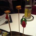 マッシュルームにトマトをまとわせたもの(?)と自家製ドライトマト