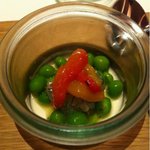 レストラン ラ フィネス - ブランマンジェにグリーンピースとヒラメのカルパッチョをのせたもの