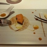 レストラン ラ フィネス - 【少し食べてしまいました】フランス ランド産鴨のフォアグラの冷製、オックステールのトリプルコンソメ風味(煮てます) 根セロリのピューレとパン・デビスの香りを添えて(円形に敷いてある粉)