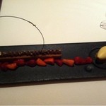 レストラン ラ フィネス - グランクリュ・カライブのビターチョコレートガナッシュを使ったミルフィーユあまおうイチゴとタヒチ種のヴァニラアイスクリーム添え