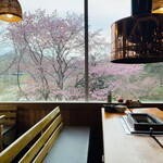 炭火焼ばんけい苑 - 5月には窓から満開の桜が見えます。