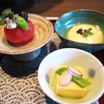 奥日田温泉 うめひびき - 料理写真:夕食の先附。塩トマトの赤ワイン煮、カリフラワーのムース、うすい豆の豆腐。