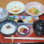 Shio Sai - 彩り豊かな料理が並ぶ四季彩御膳