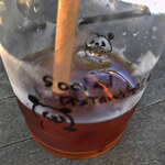 うさぎとぼく - こっちはテイクアウトのアイスコーヒー。カップのあっち側とこっち側にパンダが・・・ちびつぬ「ソーシャルディスタンスなの～」早くお店でも珈琲タイムが出来るようになるといいね。それまで自粛生活をがんばろう！