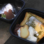 持って帰って食べるつもりだったけど公園に人が少なかったので、
          ベンチで食べちゃえ～外で食べるのは久しぶりだなぁ。
          ゆっくりはできなかったけど思わず楽しい珈琲タイム。
          気分転換になりました、、、♪
          