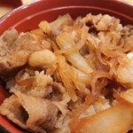 やぶ善 - すき焼き風に甘辛く煮込まれています。