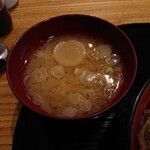 やぶ善 - 大きい麩が浮いた熱々のお味噌汁。