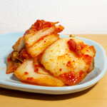 やがちゃんキムチ - 一口目に甘さを感じるがサッと切れ、決して激辛でもない。「甘み・旨味・辛味」の三重奏が綺麗に流れる