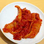 やがちゃんキムチ - 第一印象は「柔らかさ」。回転寿司に乗ってるエンガワ以上に柔らかく、もちろん脂も乗っている