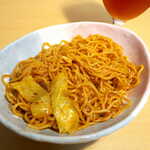 やがちゃんキムチ - やや甘口で、飽きさせない味付け。具が少なめなので「あまからチキン」と一緒に食べると、美味しいかも