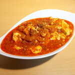やがちゃんキムチ - 麻婆豆腐。真っ赤だけど、味わいは甘口でマイルド