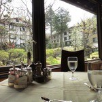 万平ホテル メインダイニングルーム - 2012年５月中庭を望む席