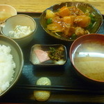 おんじき家ふうど - 日替り定食（まぐろの竜田揚げ、豚バラ甘酢煮）