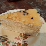 Gudang Café - クレープ生地と甘いバニラクリームの層に、表面の甘酸っぱいパッションフルーツのジュレが合う！