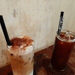 Gudang Café - しっかり香ばしい苦味のエスプレッソにまろやかミルクの本格アイスカプチーノ、奥はいわゆるブラックコーヒーのロングブラック