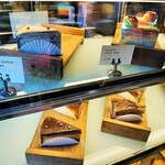 Gudang Café - 上段は北海道コーヒー味やユニコーンカラーのバニラ味などミルクレープ、下段はブリュレチョコやフォレノワールなどチョコ系ケーキ