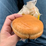 デイリーヤマザキ - 料理写真:チーズのハンバーガー③