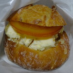 BOULANGERIE PANJA - クリームチーズとオレンジピューレかも