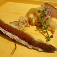 乙味 あさ井 - 本日のお造り：子持ちシャコ、まぐろ中トロ、鰆の炙り、たいらぎ貝、しろみる貝、鰆しめ鯖の炙り、海ぶどうに、紫蘇の花が飾られています。 特に、大きな子持シャコは 珍しくて、強く印象に残りました。 絶賛です！　美味しくて、楽しくて、お造りの全体を撮影するのを忘れてしまいました。　　　　　2020.05.05