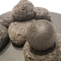 La Cime - ①ブーダンドッグ
                    黒い生地は竹炭が練り込まれた丸いアメリカンドックで、ソーセージは豚肉と豚血が入ったブーダンノワールを使用、濃厚でスパイシーな味わい
                    黒、黒、黒とモノトーンでスタート。