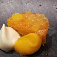 La Cime - ④南瓜のミルフィーユ、南瓜のピューレ、和芥子のクリーム、黄金イクラ（山魚女の卵）載せ、仏手柑のソース添え
                    殆んどケーキの様な見栄え、甘さに穏やかな辛み、しっとりした食感、プチプチ感がアクセントに