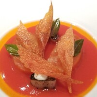 La Cime - ⑤西米良サーモンのミ・キュイ、苺チップス&トマトチップス載せ、白葱ロースト、赤パプリカ&苺&赤万願寺唐辛子のソース
                    ソースが素晴らしい
                    甘酸っぱさ&辛み、複雑ながらも円やか
                    バラエティに富んだ食感も◎