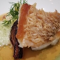 La Cime - ⑧赤甘鯛の松笠揚げ、玉葱&キャベツのロースト、玉葱のピュレ、魚のコンソメスープ&東南アジア系のスパイスのソース掛け
                      パリパリの鱗、品のある脂の旨み
                      ソースからエキゾチックな味わいが顔を出します♪