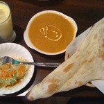 ハングリーアイ - チキンカレーとナンとマンゴラッシー