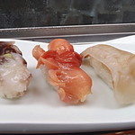 一鮨 - 本みる、あかがい、生とり貝（おまかせにぎり、右から）（春-8.9.10）