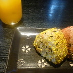 天照 - ランチサービスのおにぎりとオレンジジュース