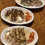 カルニチン堂 - ジンギスカン丼（税別980円）とラム肉のクミン炒め丼（同980円）