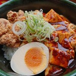 biyoubusampa-kingueriakudarisunakkuko-na- - 四川麻婆唐揚げ丼(780円)