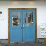 カフェ・ロンポロ - 印象的なブルーの扉
