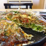 Haikarasan - 広島焼の断面。