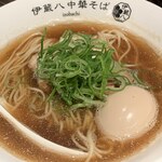 打ち立て中華そば 伊蔵八 - 中華そば(￥750円)＋とろり味玉(￥100円)