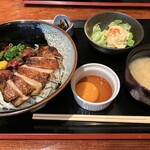 Anju - 古処鶏と白レバーの焼鳥丼