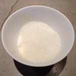 Erre - 玄米の香りを付けたミルクのプリン イチゴ よもぎの香りをつけた牛乳のエスプーマ