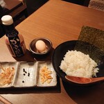 Toritetsu - 烏骨鶏のたまごかけご飯390円
                        おかか、天カス、生胡椒付き。