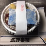蓮池 丸万寿司 - テイクアウト 赤身 ヅケ丼　９００円　(2020/05)　ひとつずつ保冷剤等が付いていました。